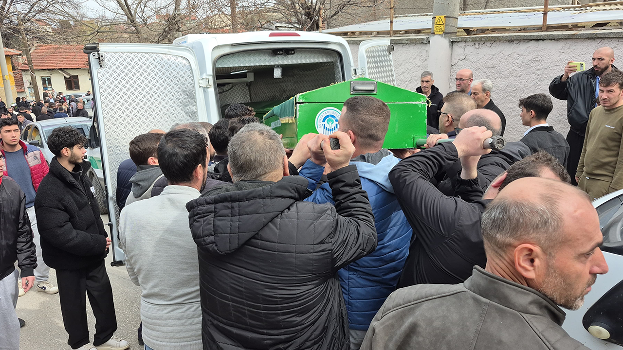 Gencin Cenazesine Çok Sayıda Kişi Katılım Gösterdi