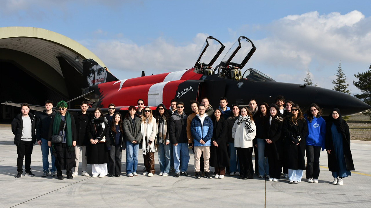 Gençler Jet Uçakları Yerinde Inceleme Fırsatı Buldu