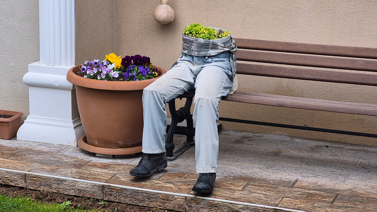 Insan Figürlü Saksı Ilk Bakışta Görenleri Ürkütüyor