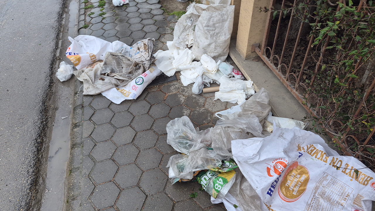 Kaldırıma Atılan Çöpler Yaya Geçişlerini Zorlaştırdı