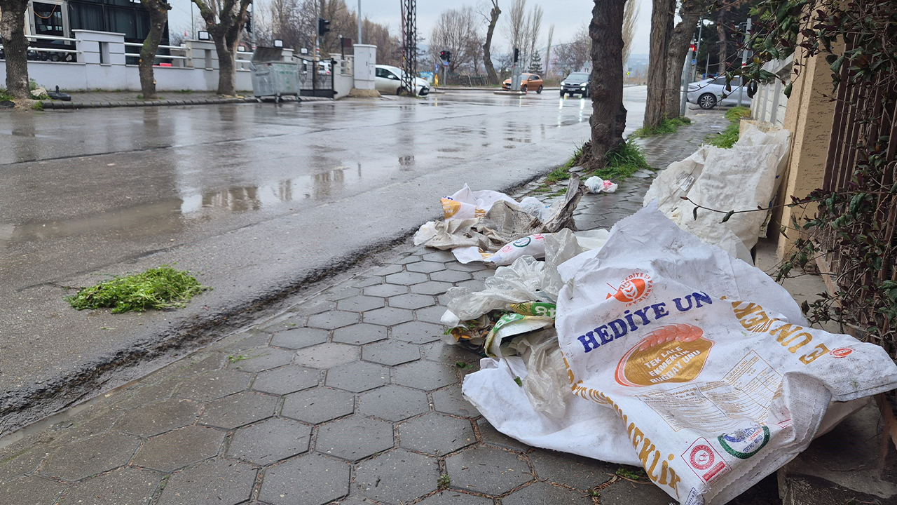 Kaldırıma Bırakılan Atıklar Tepki Çekti