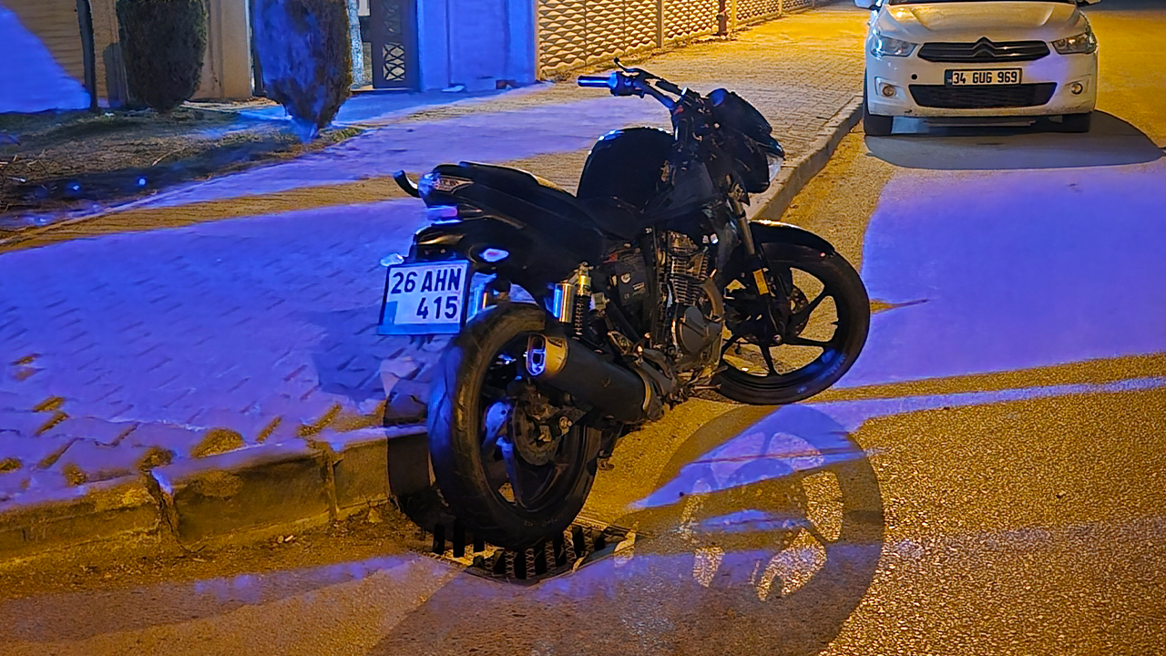 Kaza Yapan Motosikletteki 2 Kişi Yaralandı