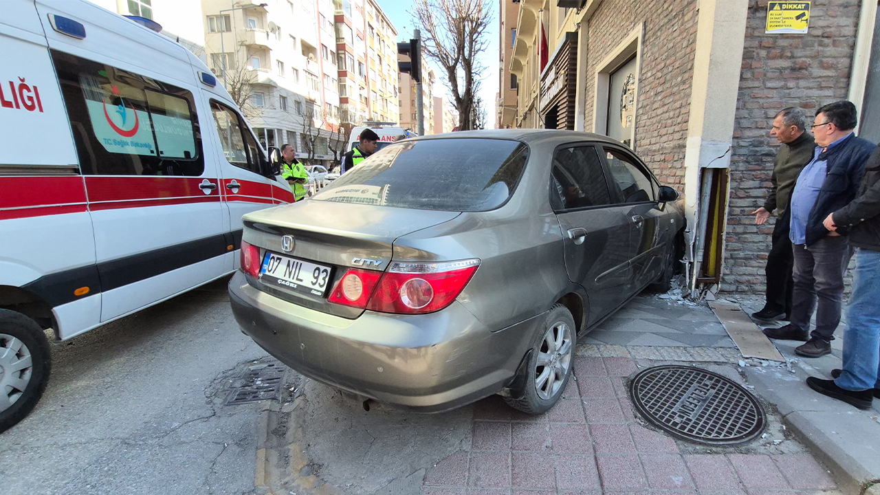 Kaza Yapan Otomobil Yayaların Arasına Daldı