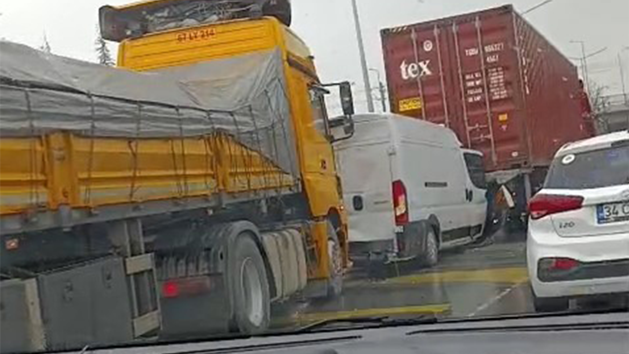 Kazada 1 Kişi Araçta Sıkışarak Yaralandı