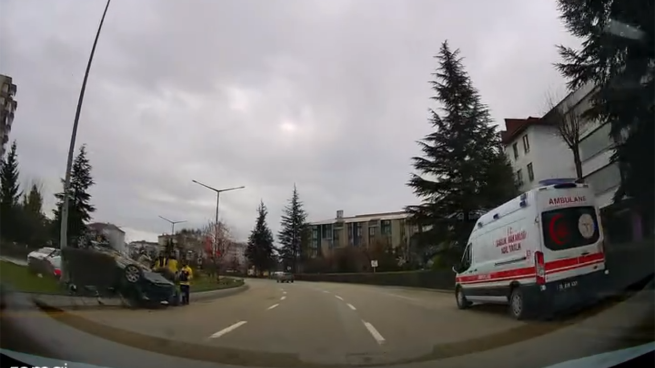 Kontrolden Çıkan Araç Refüje Savruldu