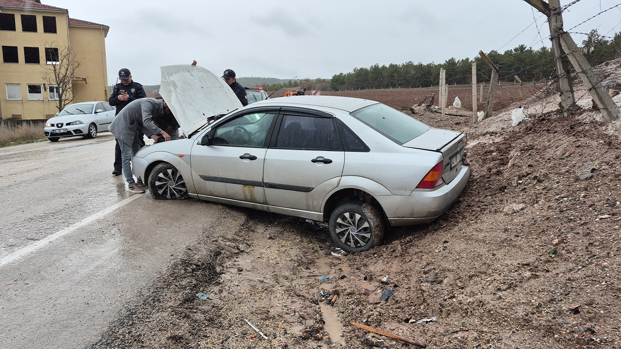 Kontrolden Çıkan Araç Yol Kenarına Savruldu