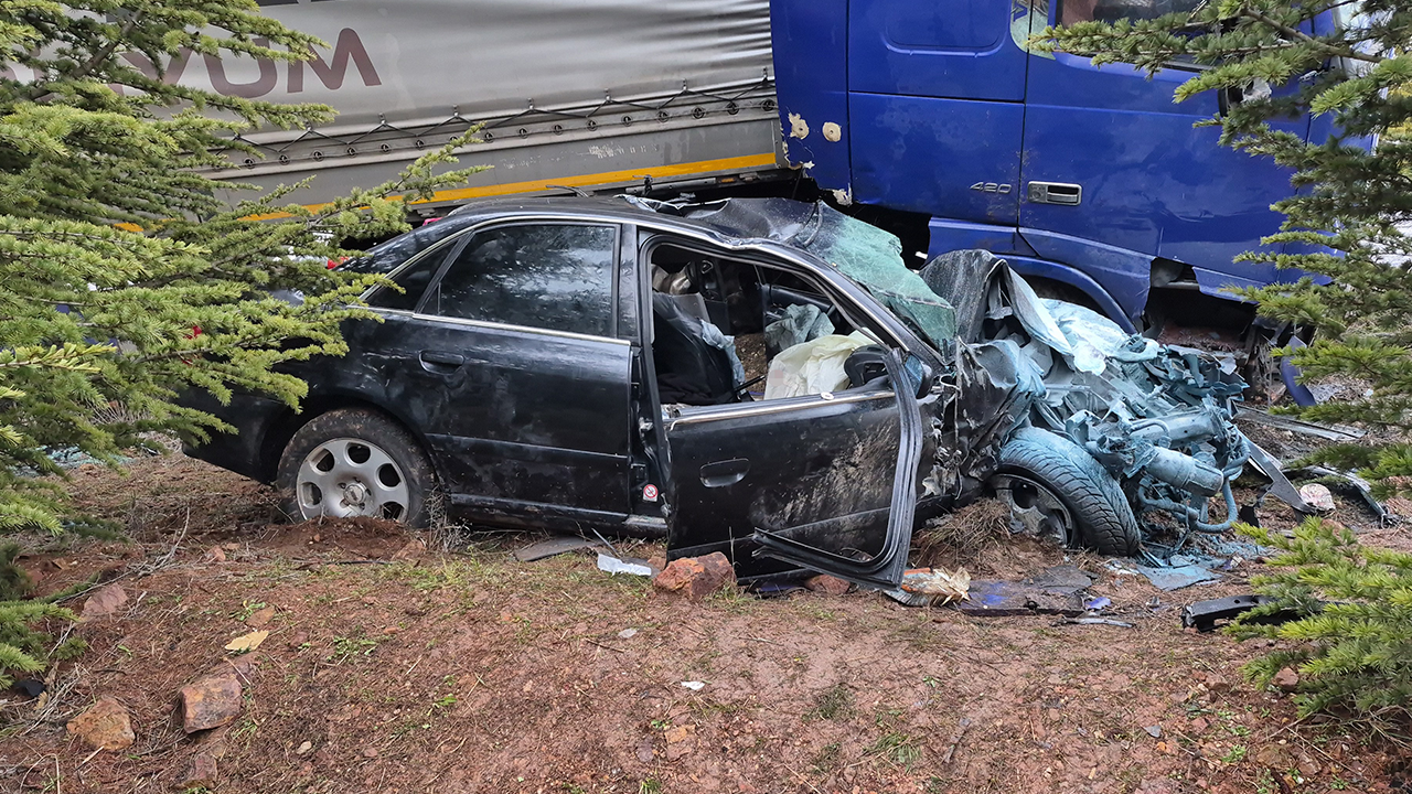 Kontrolden Çıkan Tır Otomobile Çarptı