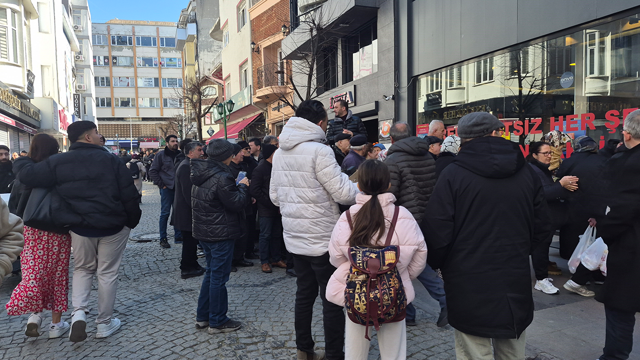 Mağaza Önünde Zaman Zaman Gerginlik Yaşandı
