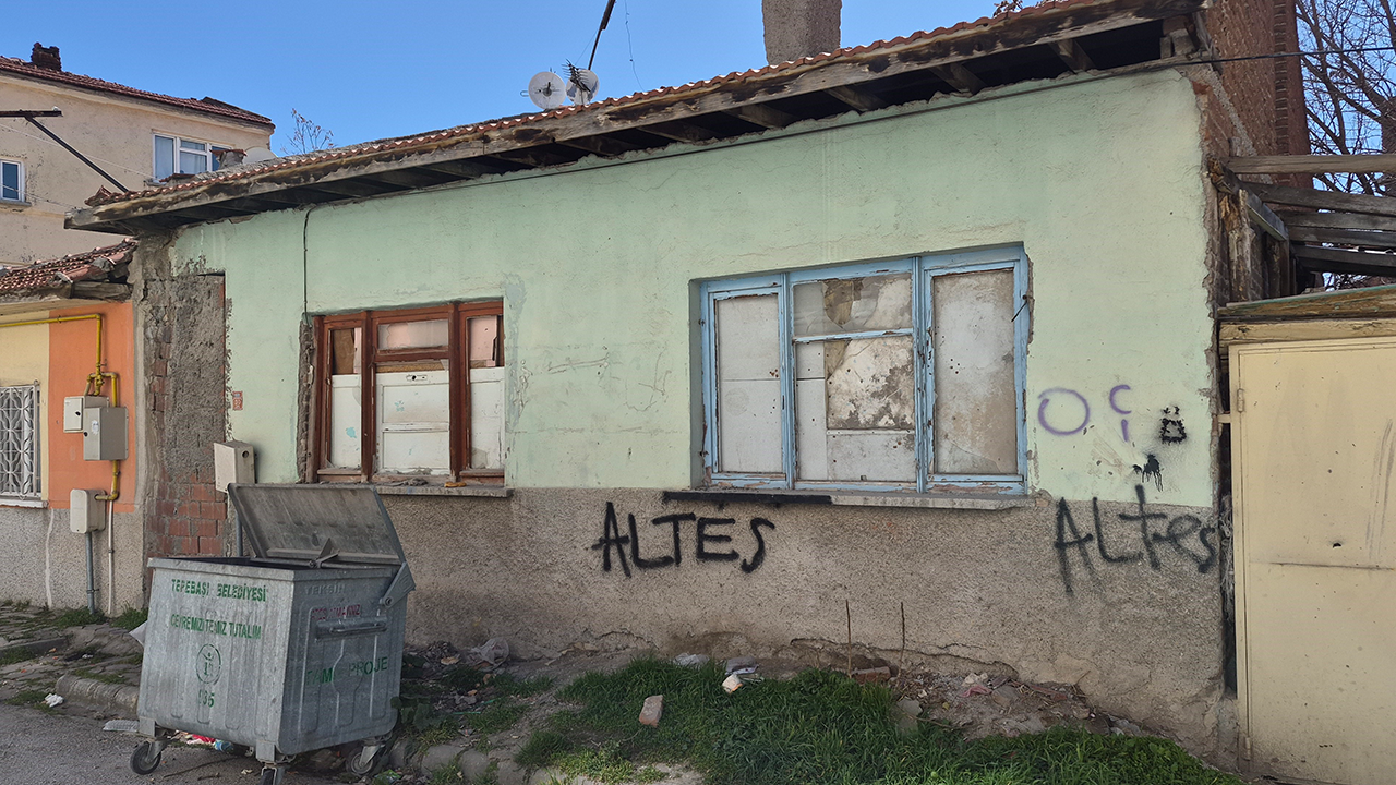 Metruk Binalar Mahalle Sakinlerini Tedirgin Ediyor