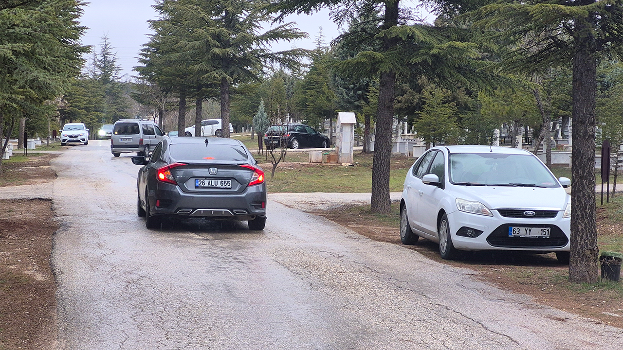 Mezarlıkta Araç Yoğunluğu Oluştu