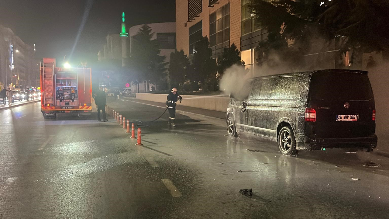 Minibüste Çıkan Yangın Kısa Süreli Paniğe Neden Oldu