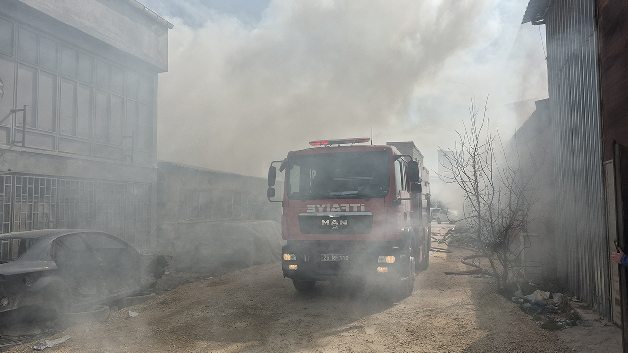 Mobilya Deposunda Korkutan Yangın