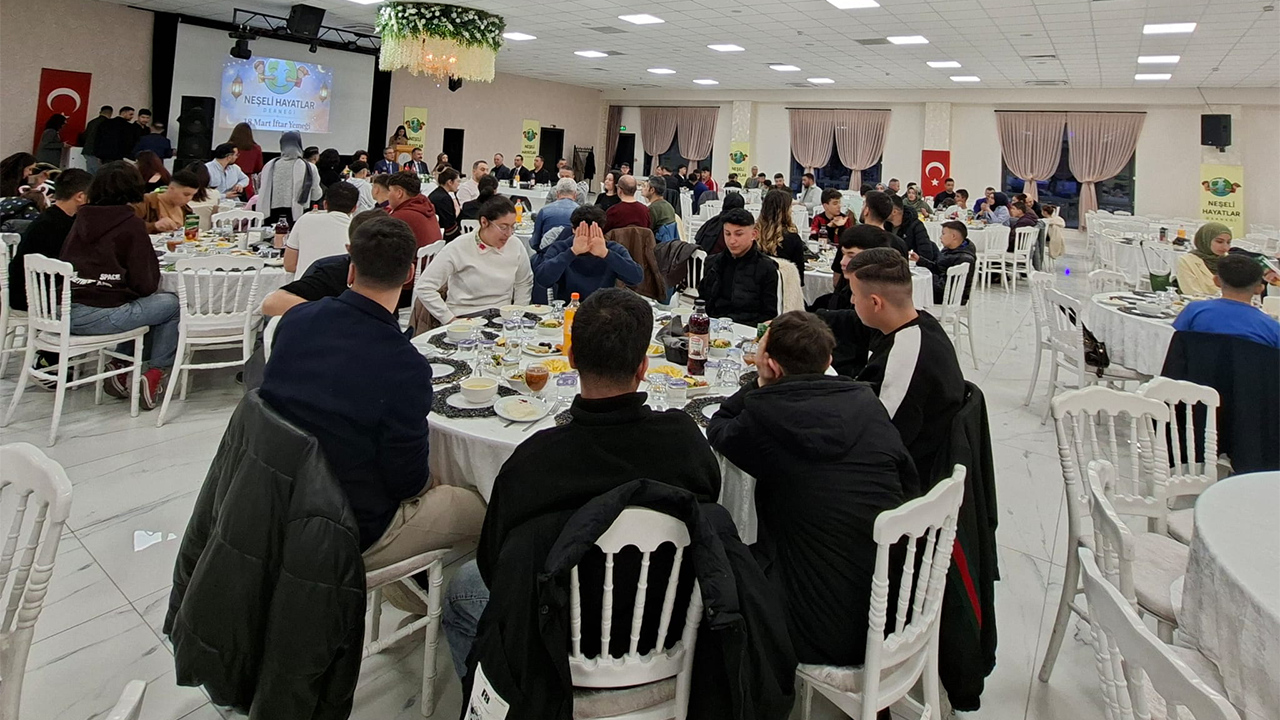 Neşeli Hayatlar Derneği'nden Çocuklar Için Iftar
