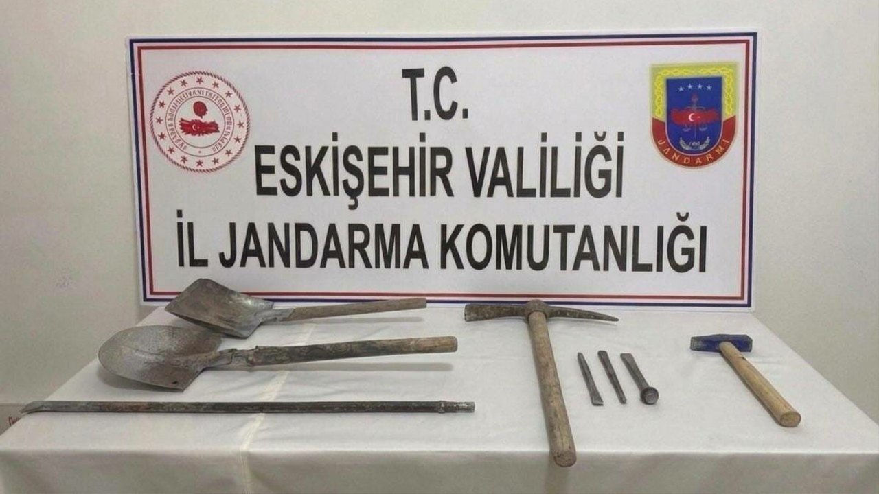 Operasyonda Muhtelif Kazı Aletleri Ele Geçirildi