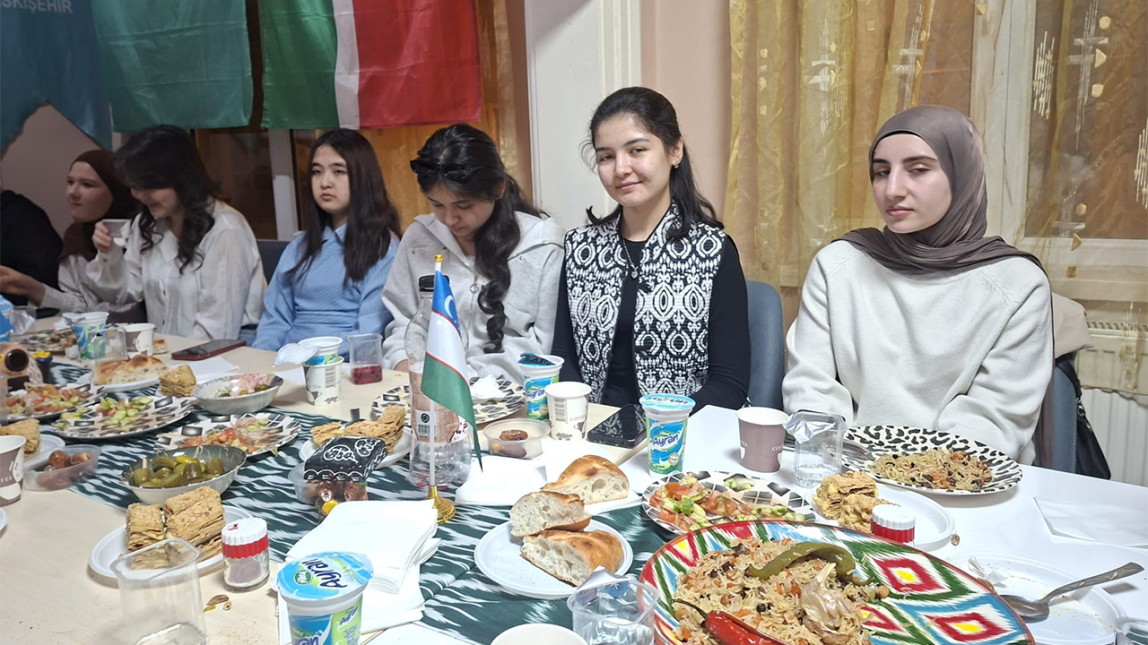 Özbekistanlı Öğrenciler Iftar Sofrasında Buluştu