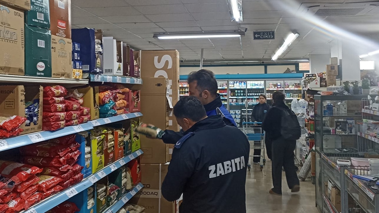 Raflardaki Birçok Ürün Tek Tek Incelendi