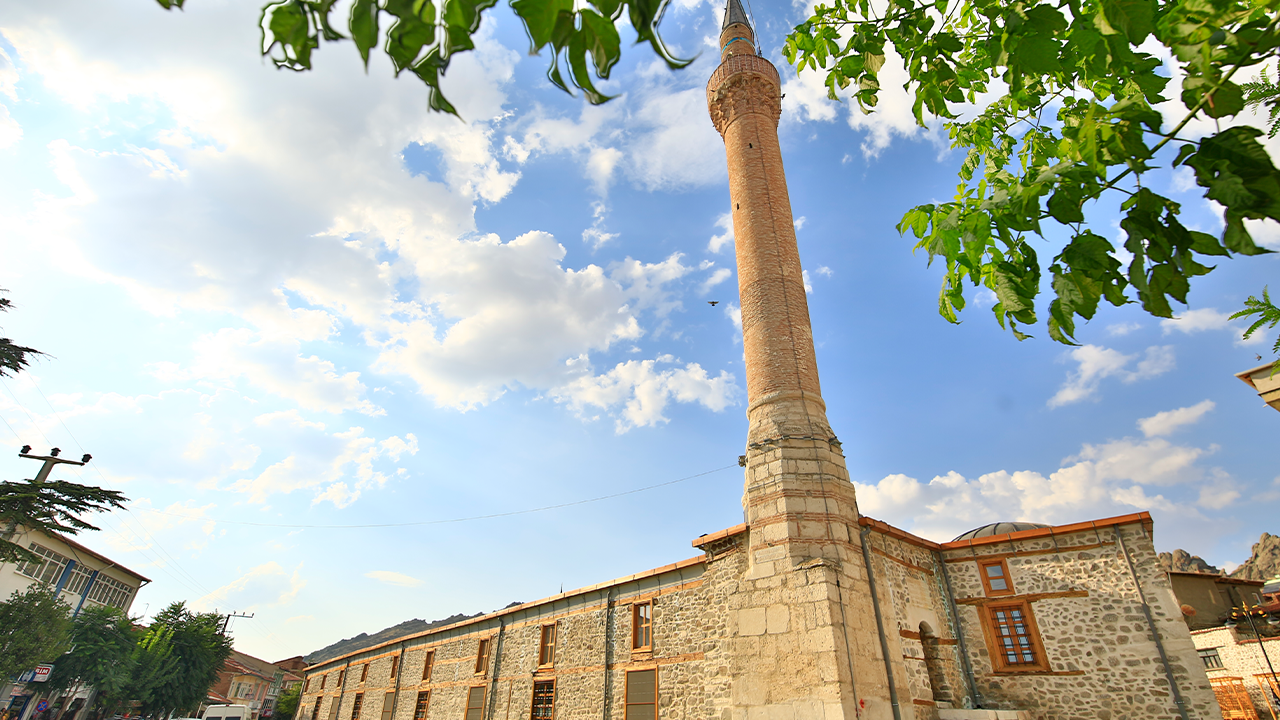 Sivrihisar Ulu Cami Zamana Adeta Meydan Okuyor