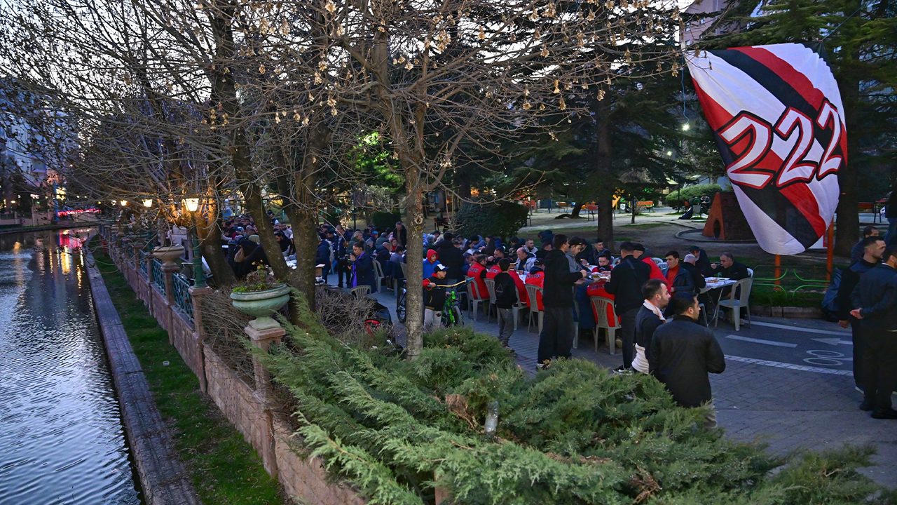 Taraftarlar Iftarda Bir Araya Geldi