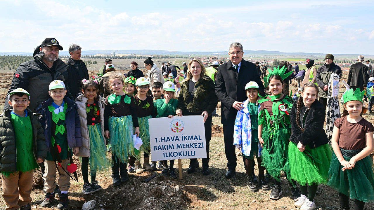 Vali Yılmaz Fidan Dikim Etkinliğinde Çocuklarla Bir Araya Geldi