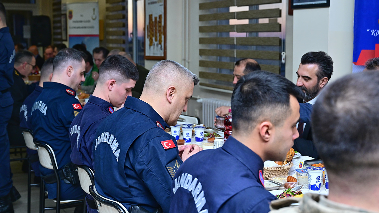 Vali Yılmaz Iftarda Askerlerle Buluştu