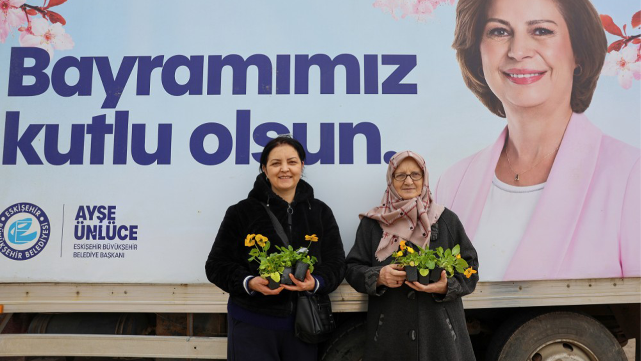 Vatandaşlara Kabir Ziyareti Için Ücretsiz Çiçek Dağıtıldı