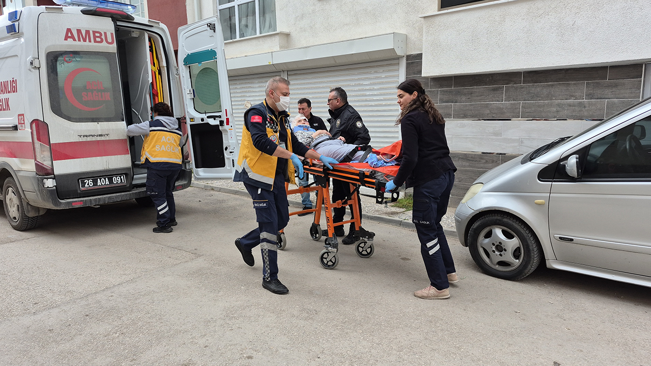 Yaralanan Yaşlı Kadın Hastaneye Kaldırıldı