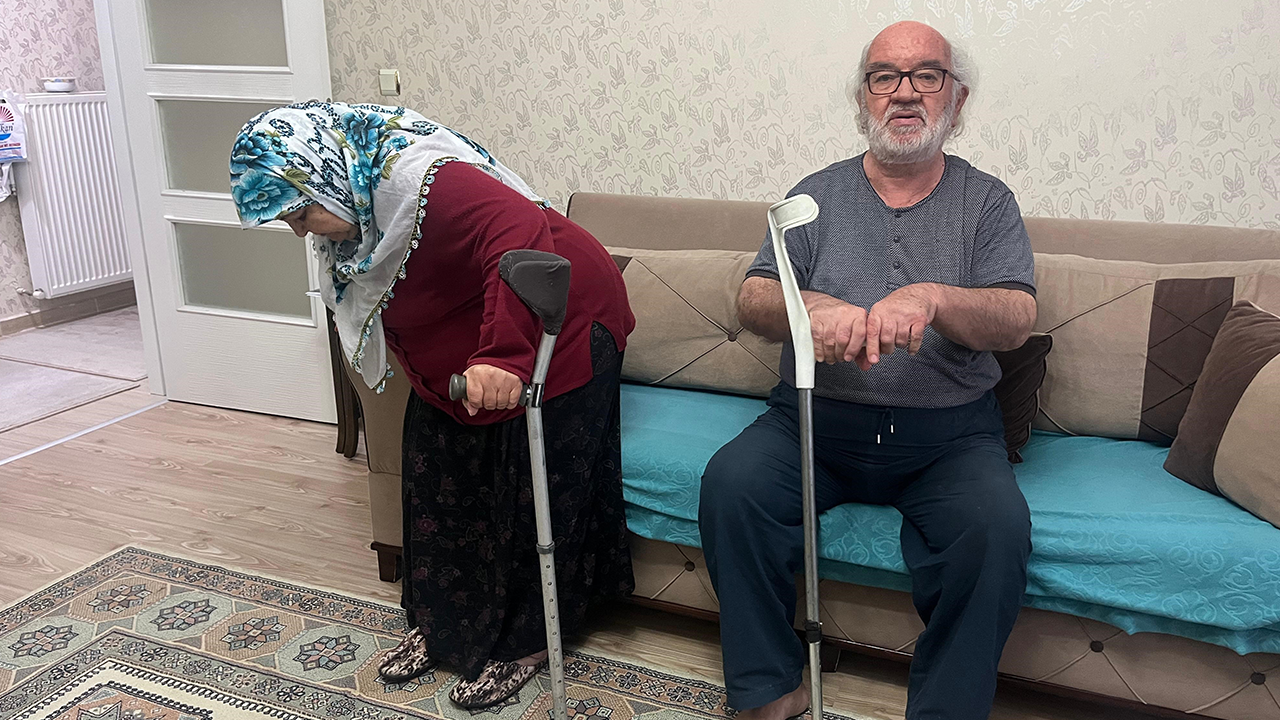 Yaşlı Çift Yetkililerden Çözüm Bekliyor