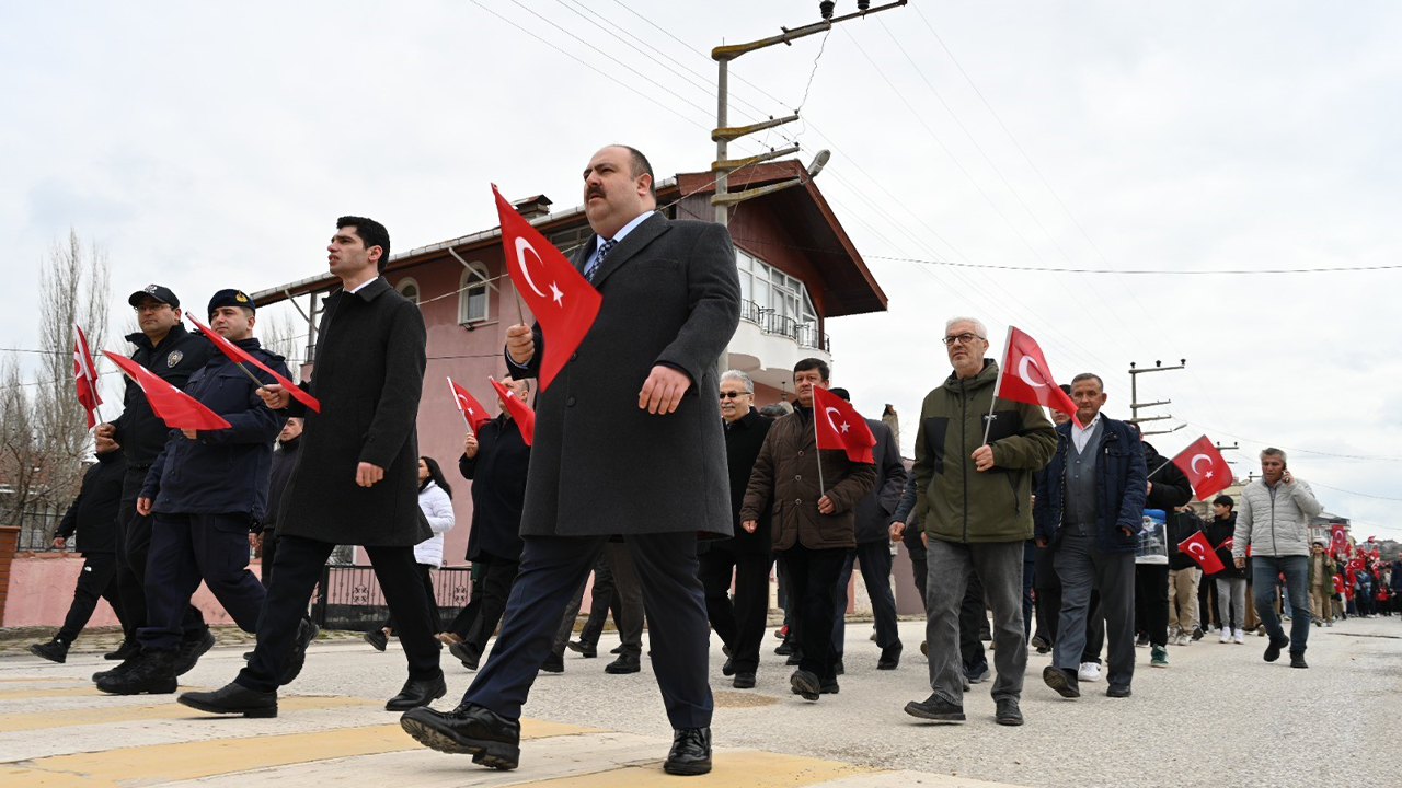 Yürüyüşe Ilçe Protokolü, Öğrenciler Ve Vatandaşlar Katıldı
