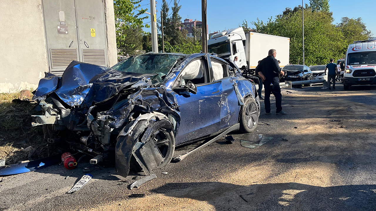 10 Aracın Karıştığı Feci Kazaya Dair Görüntüler