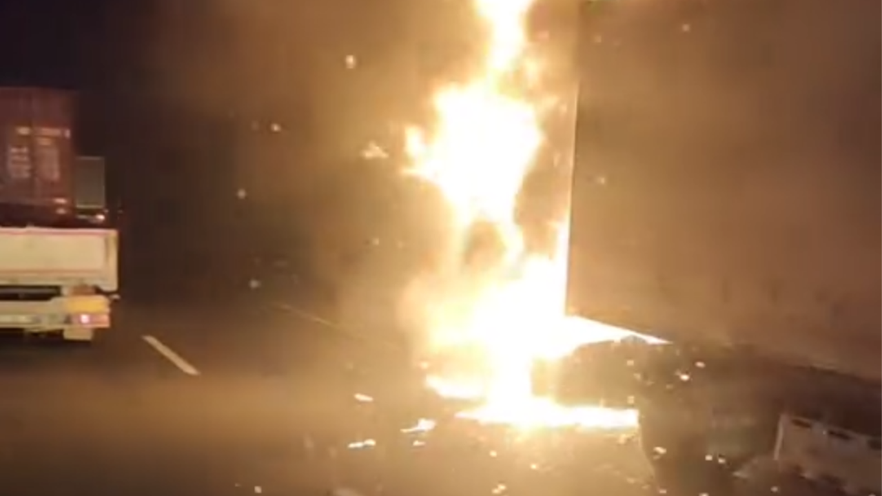 Alevler Kısa Sürede Tırın Her Yerini Sardı