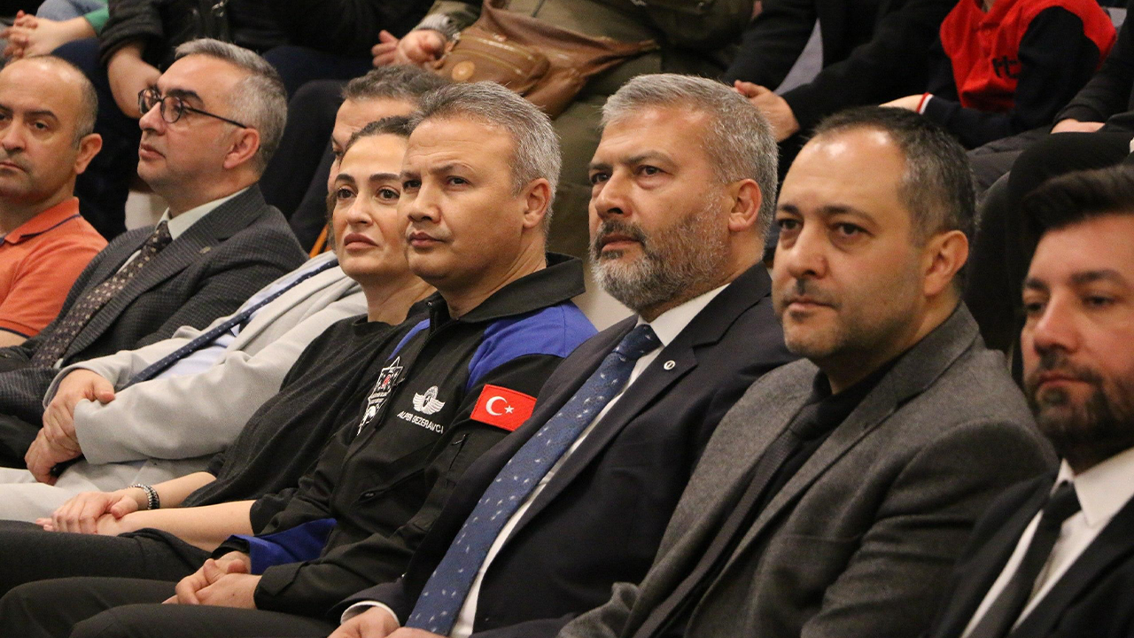 Alper Gezeravcı Eskişehir'de Öğrencilerle Buluştu