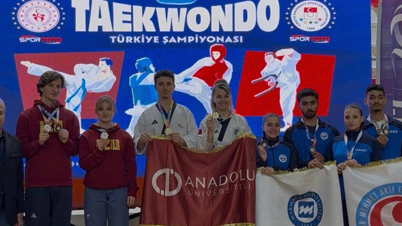 Anadolu Üni̇versi̇yesi̇ Öğrenci̇leri̇nden Turnuvada Önemli̇ Başari