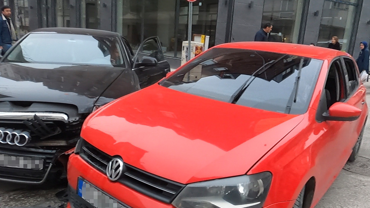 Ara Sokakta Çarpışan Araçlarda Maddi Hasar Meydana Geldi