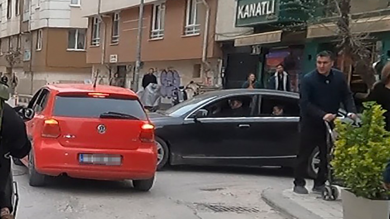 Ara Sokakta Iki Araç Çarpıştı