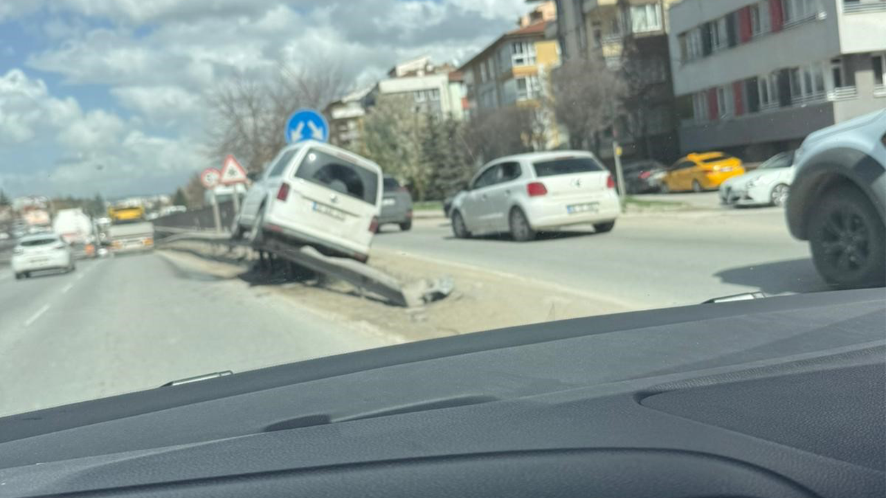 Araç Bariyerlerde Asılı Kaldı