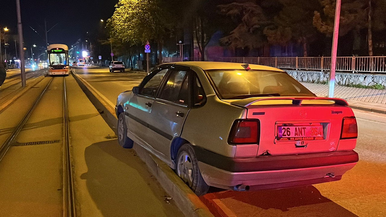 Araç Tramvay Yoluna Çıktı