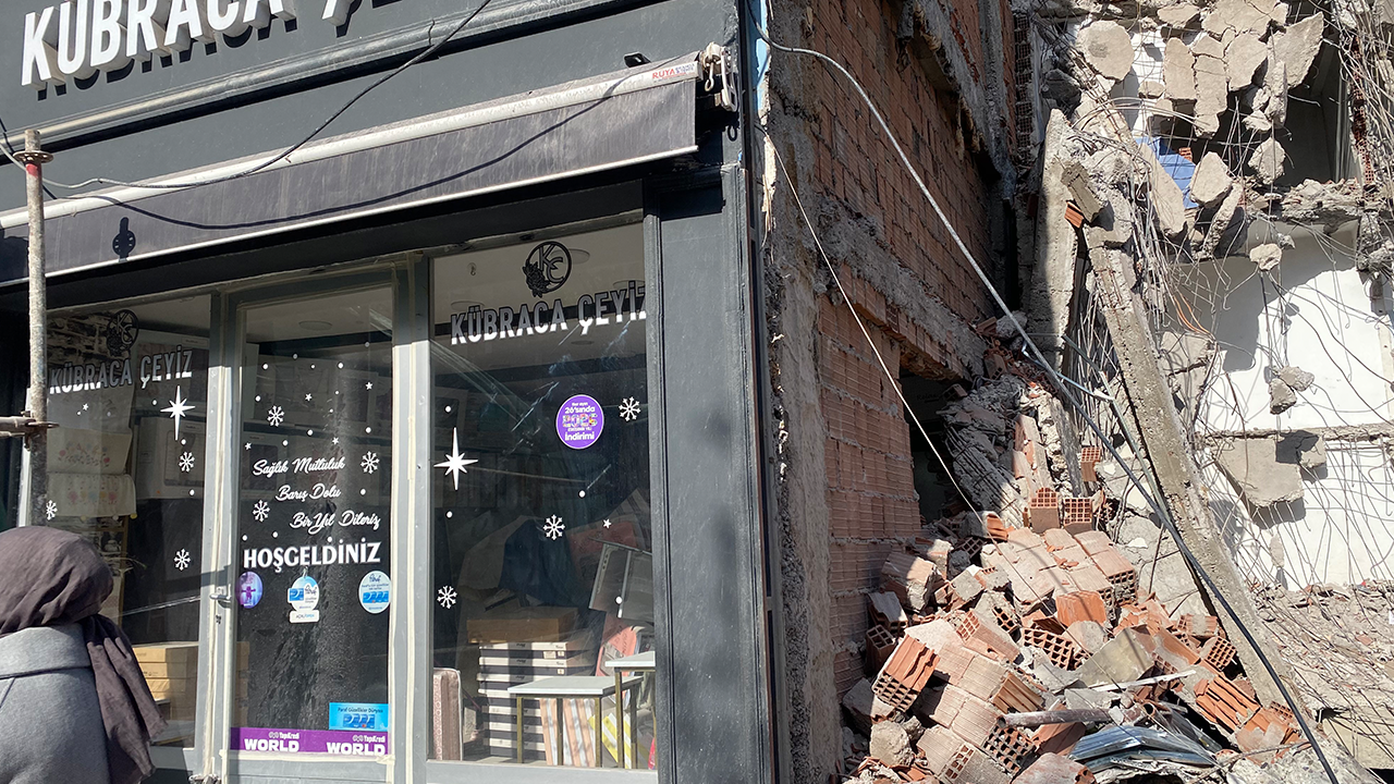 Bazı Dükkanlarda zarar Meydana Geldi