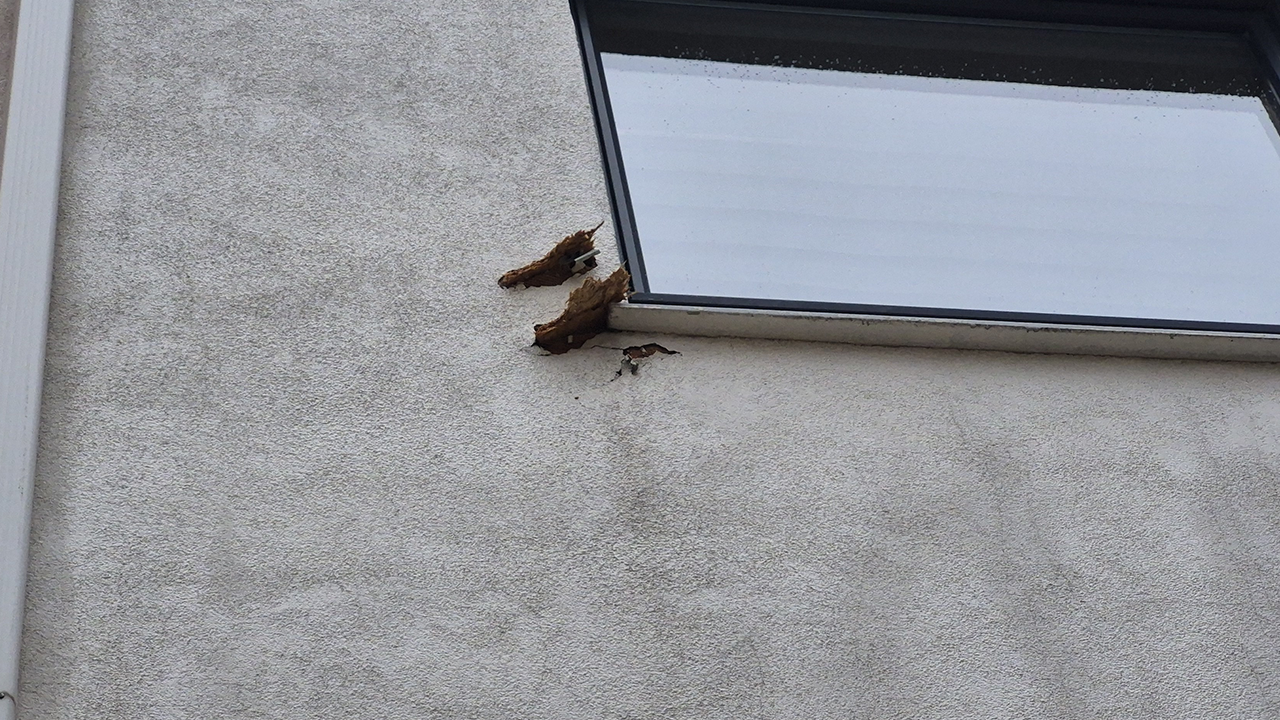 Bazı Parçalar Binanın Dış Cephesine Saplandı