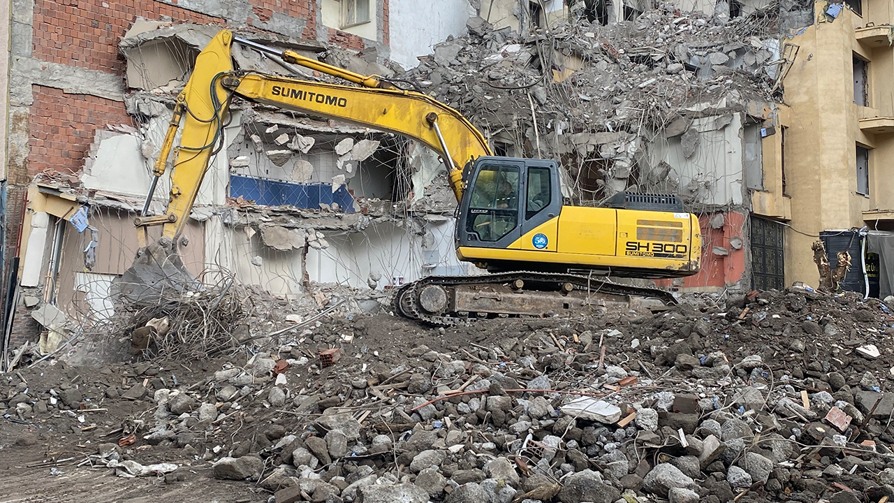 Bina Yıkım Çalışması Esnafı Zor Durumda Bıraktı