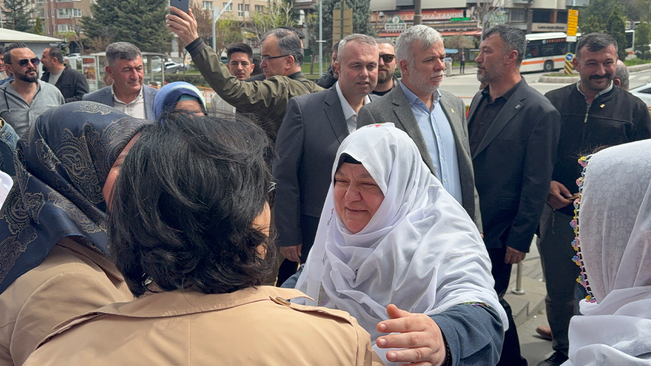 Birçok Kişi Başkan Güneş'e Destek Için Adliyeye Geldi