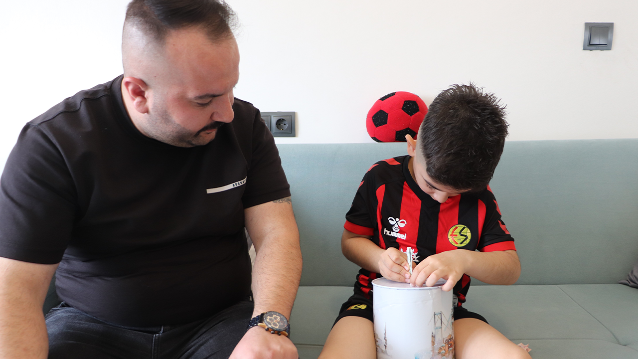 Biriktirdiği Harçlıklarını Es Es'e Bağışladı