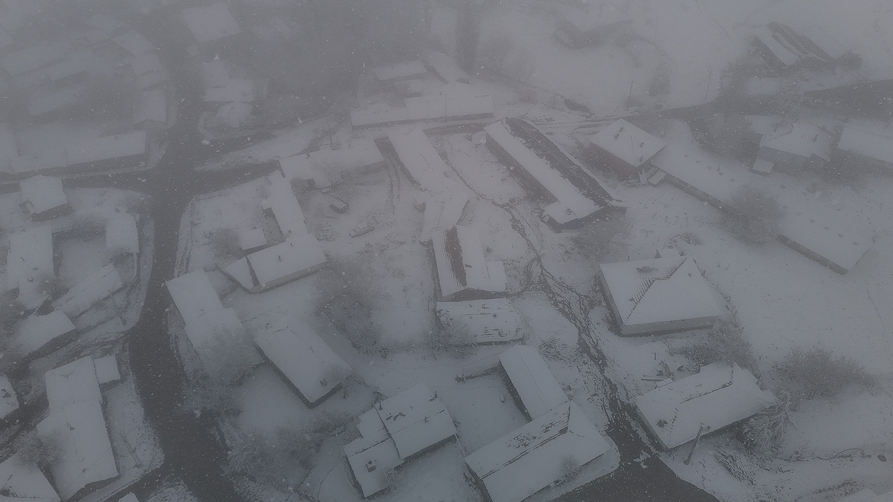Bozdağ Mahallesi Kar Yağışı Ile Beyaza Büründü
