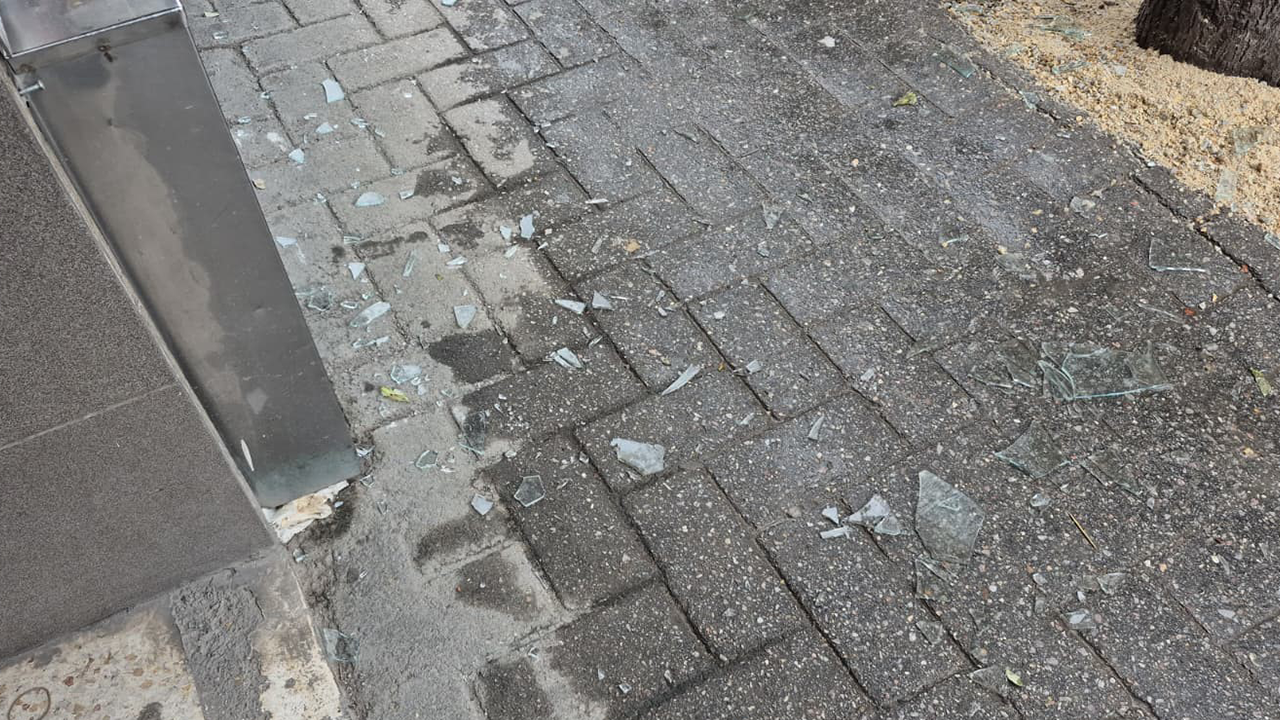 Cam Parçalari Etrafa Savruldu