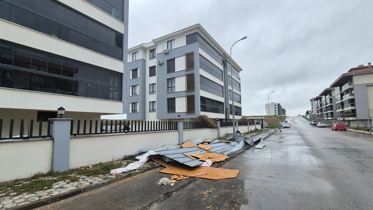 Çatıdan Kopan Parçalar Sokağa Savruldu