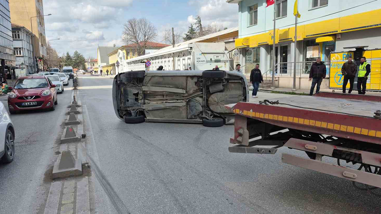Devrilen Aracın Sürücüsü Şans Eseri Yara Almadan Kurtuldu
