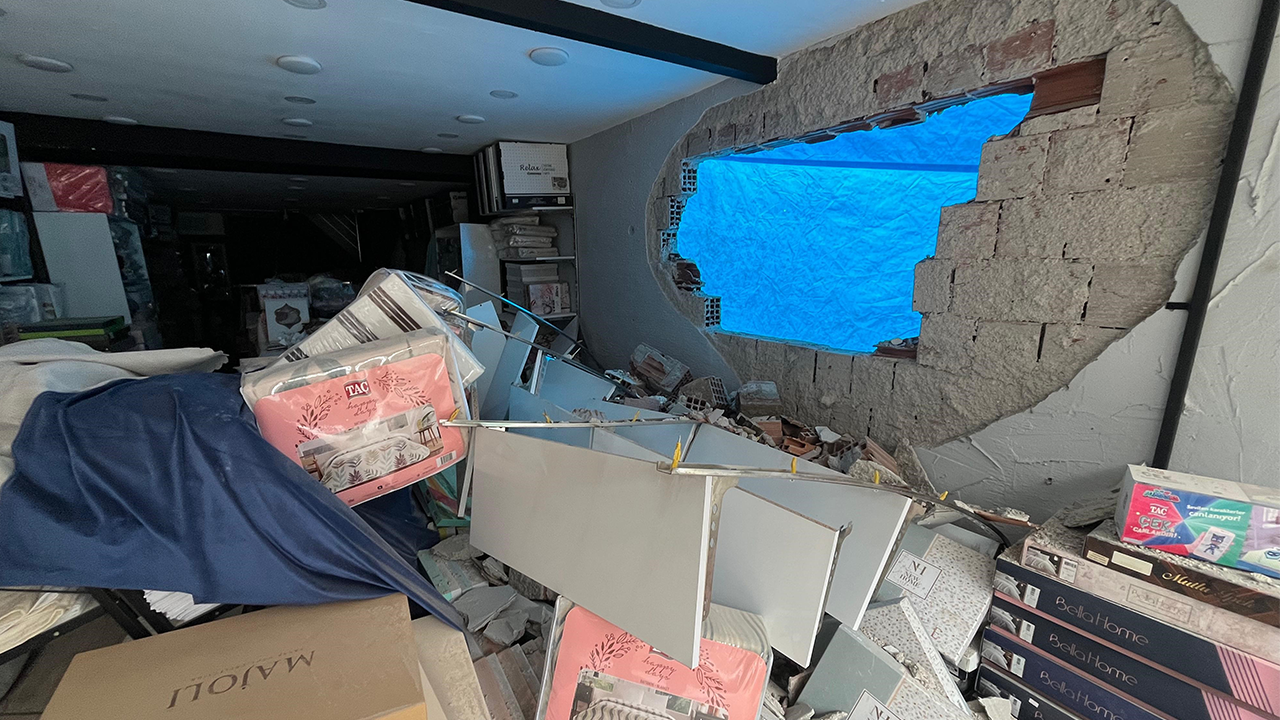 Duvardaki Delik Branda Ile Kapatılmaya Çalışıldı