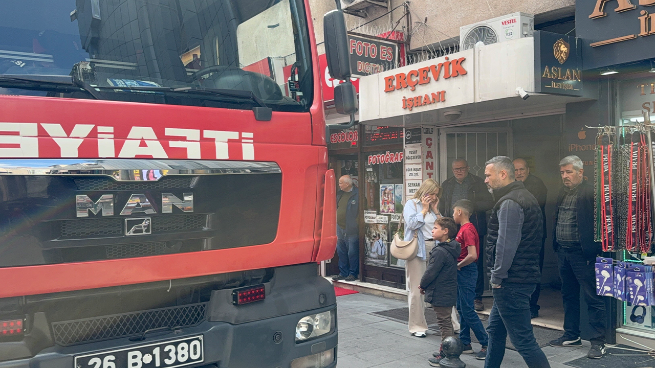 Eskişehir'de Iş Hanından Dumanlar Yükseldi