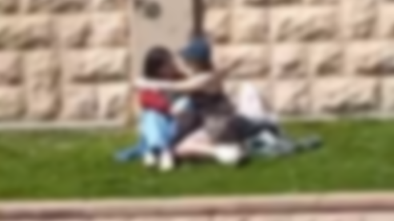 Eskişehir’de Porsuk Kenarında 2 Genç Kızdan Şok Eden Görüntüler!