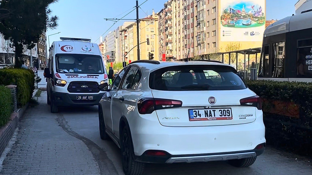 Kaldırıma Çıkıp Yayaya Çarpan Otomobil