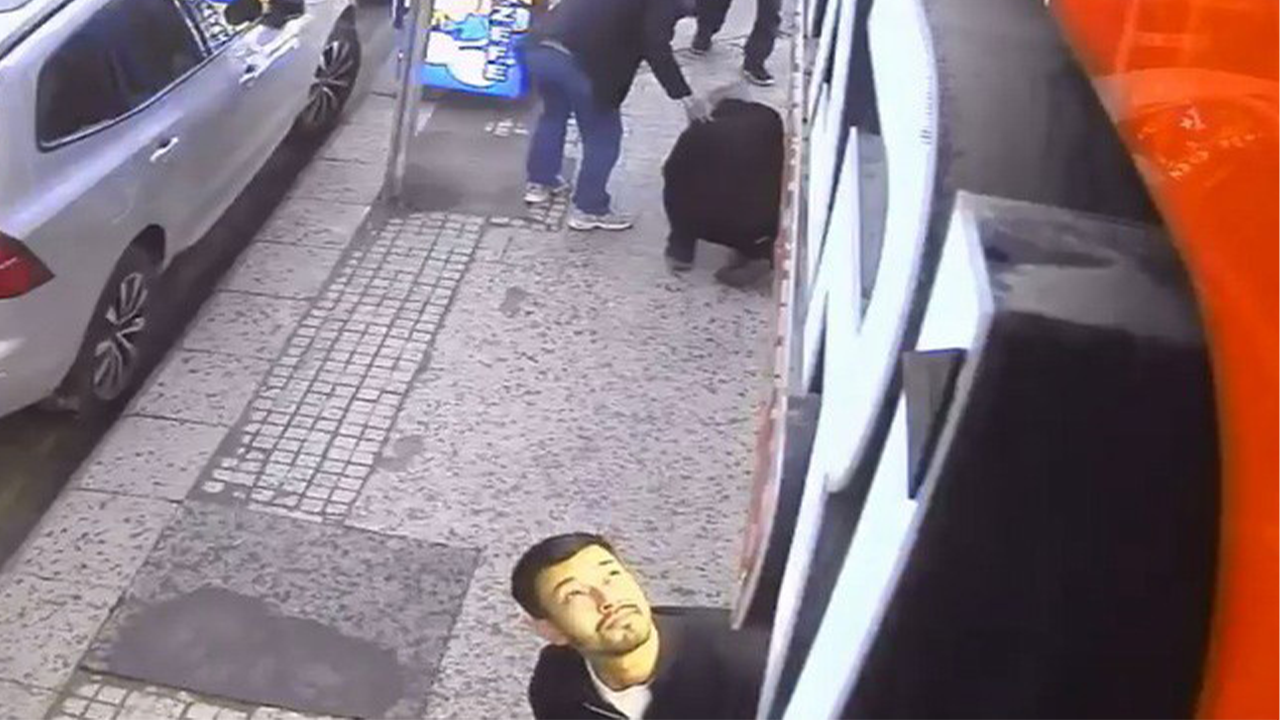 Kaldırımda Yürüyen Yaya Başından Yaralandı